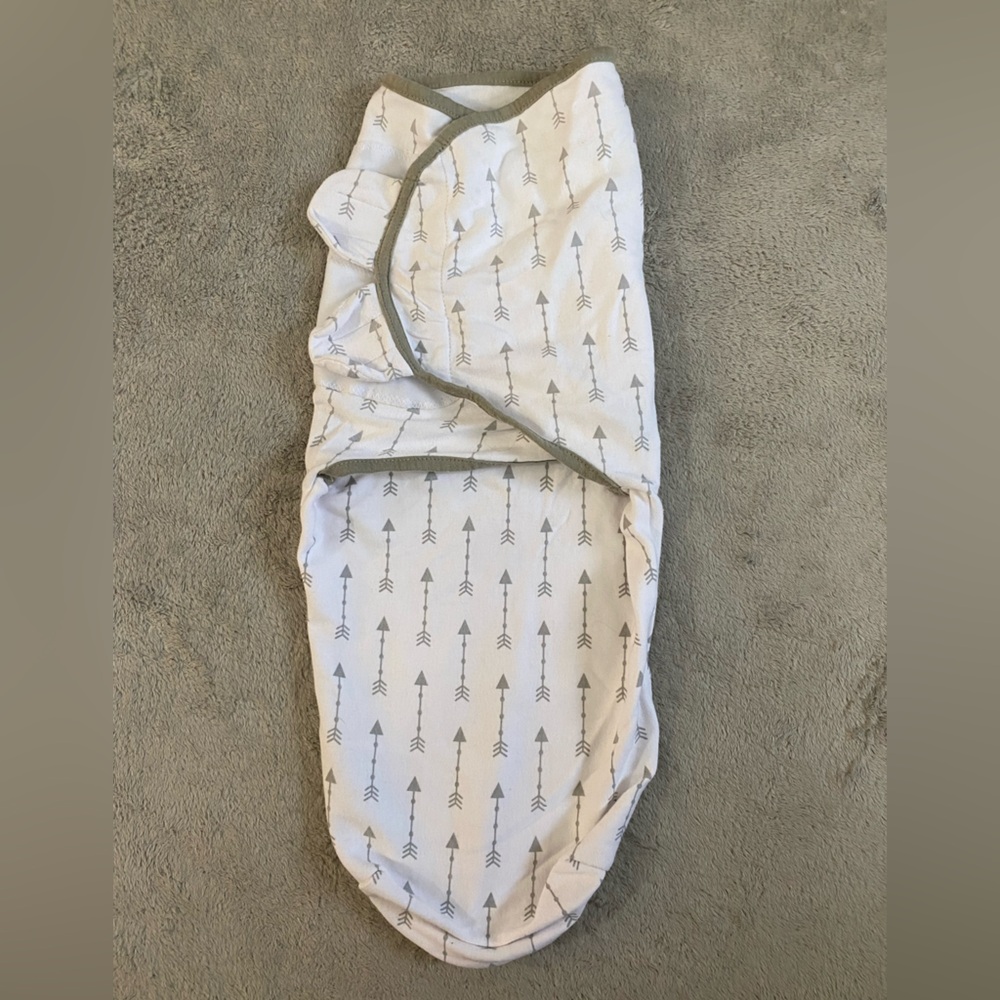 White and Gray Arrow Velcro Swaddle Blanket